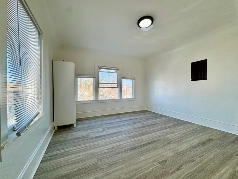 Building Photo - 695 30th St