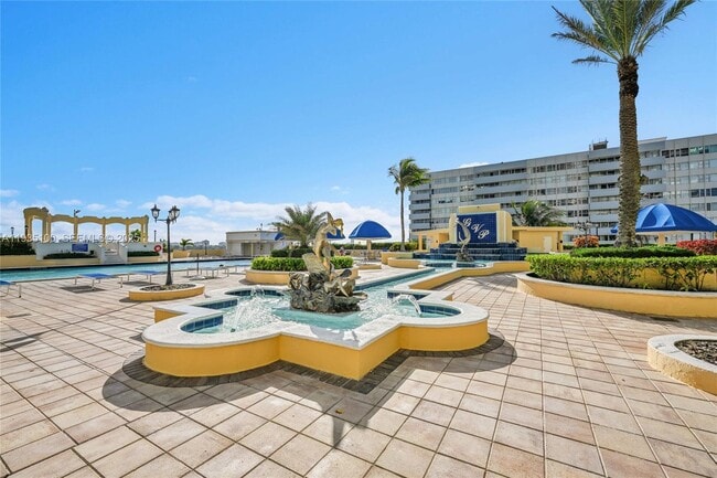 Building Photo - 7601 E Treasure Dr