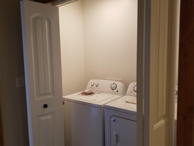 Building Photo - 4443 Glenwood Dr