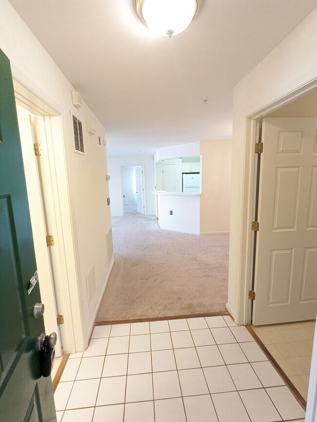 Building Photo - Beautifully maintained ground level condo in Germantown ready by mid April!