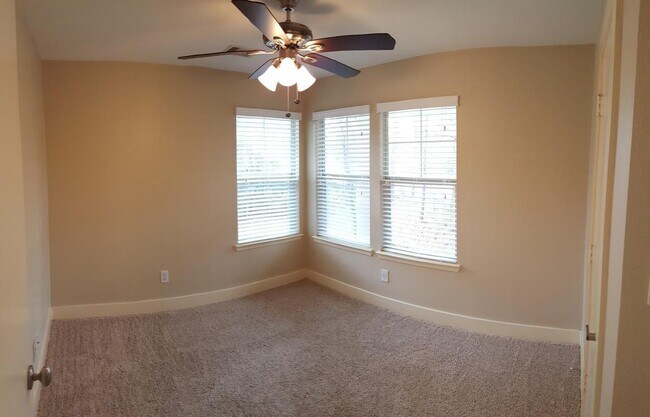 Building Photo - Hailey's Manor