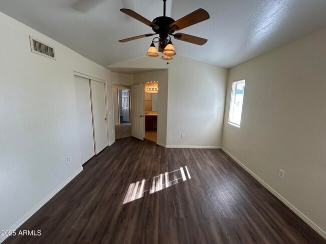 Building Photo - 1433 E Park Ave