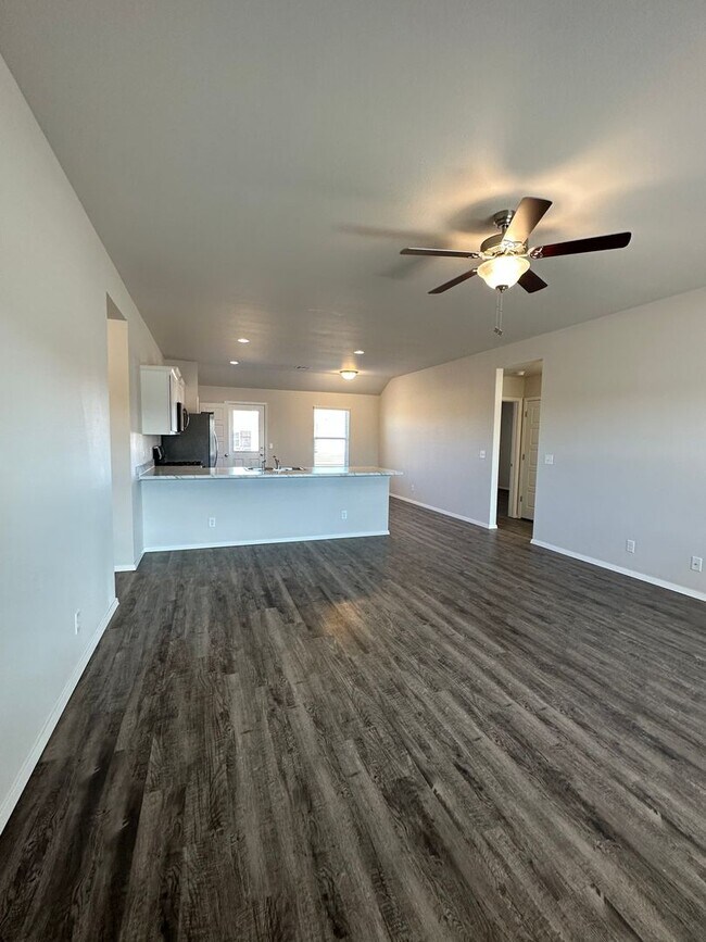 Building Photo - Three Bedroom | Two Bathroom Home in Broke...