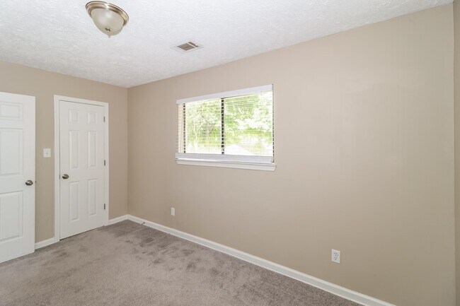 Building Photo - 2156 Oldfield Dr