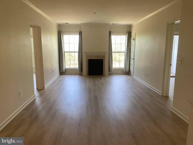 Building Photo - 7000 Falls Reach Dr