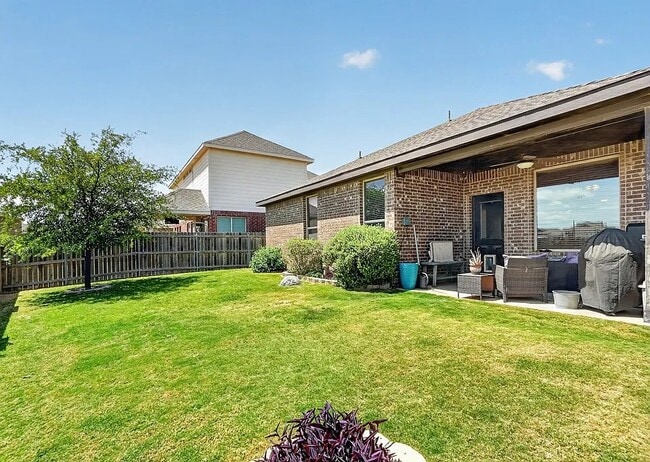 Building Photo - Comfy 3 Bed/2 Bath Midland Home with all appliances, backyard, attached garage, 6 min to grocery ...