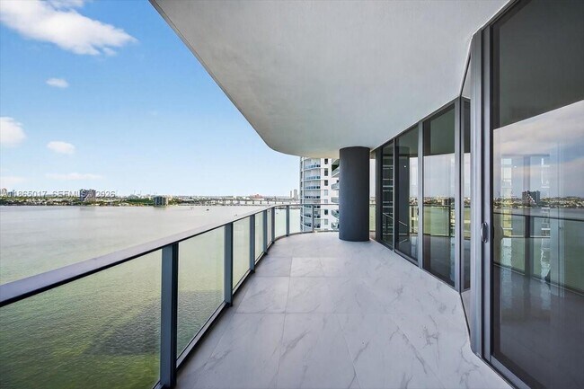 Building Photo - 700 NE 24th St