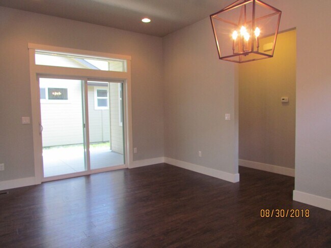 Building Photo - Beautiful 3 bed 2 bath in the popular Paramount community