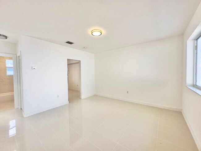 Building Photo - Freshly remodelled 2bed/1bath in a duplex ...