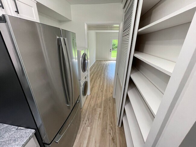 Building Photo - Fully Furnished Mid Term Near Shelbyville Country Club!