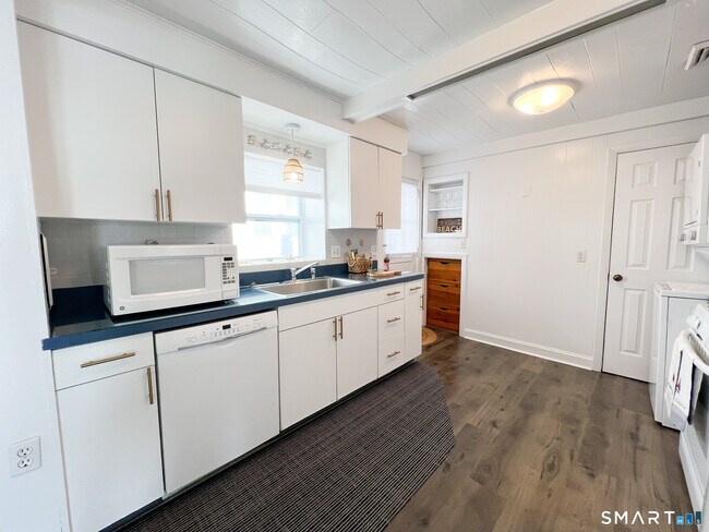 Building Photo - 54 Milesfield Ave