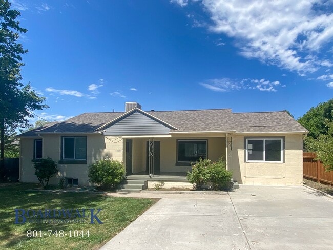 Building Photo - Charming 3 Bed 2 Bath Home in Holladay wit...