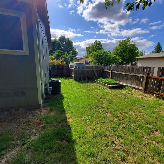 Building Photo - 33139 Fuchsia Ln