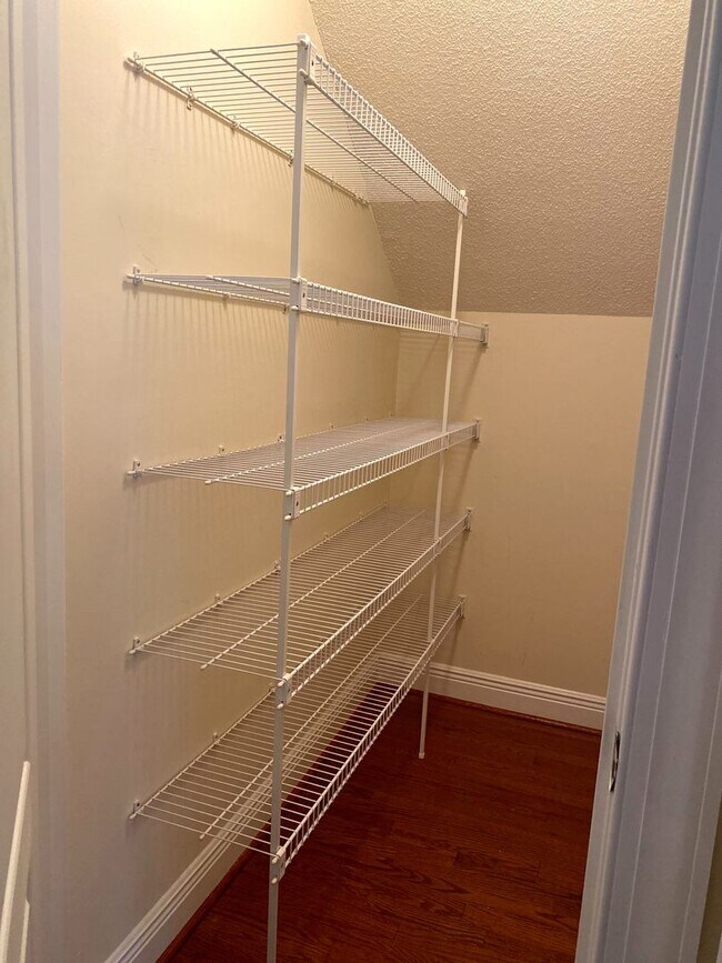 Building Photo - Large Home Settled on Culd-e-sac