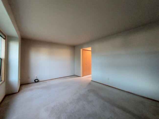 Building Photo - Federal Way Rambler featuring vaulted ceil...