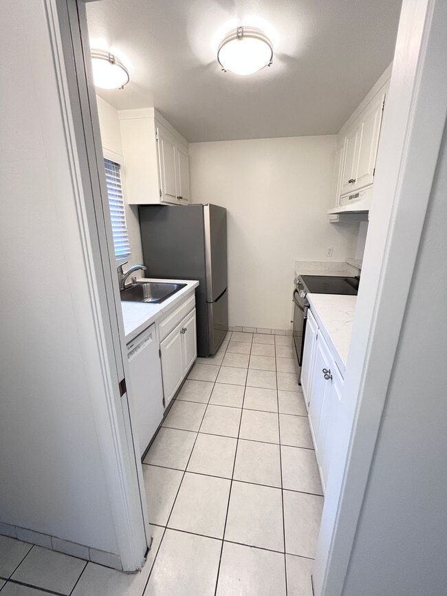 Building Photo - Newly Renovated 2x1 behind Bon Air!