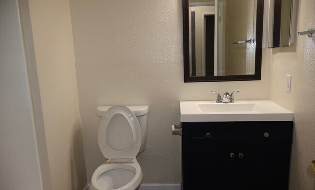 Building Photo - 1St Month's Rent FREE!!! 2 Bedroom 1 Bathr...