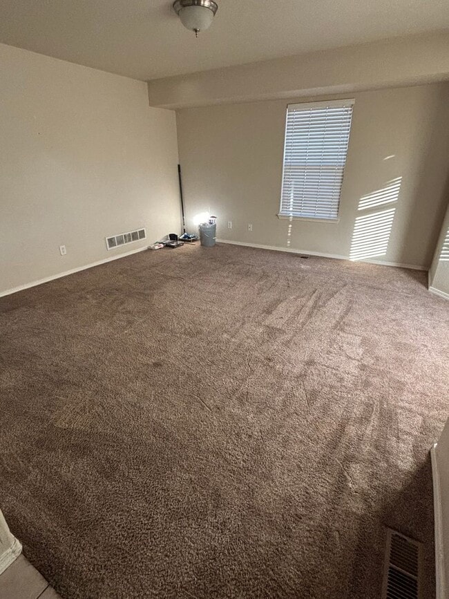 Building Photo - 4 Bedroom, 2.5 Bath Townhome in Greeley