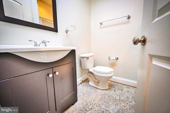 Building Photo - 263 S Ellwood Ave