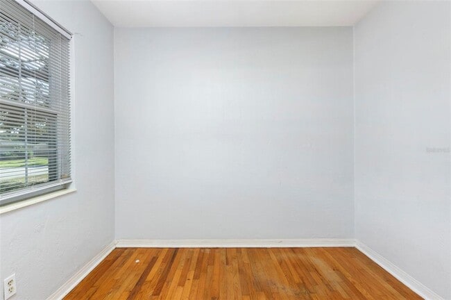 Building Photo - 2900 Leslee Lake Dr N