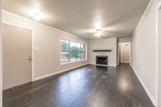 Building Photo - Cozy Comfort in a Great Location: Spacious...