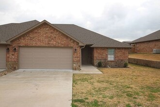 Building Photo - Beautiful 3 Bedroom 2 Bathroom Townhouse in South Tyler!