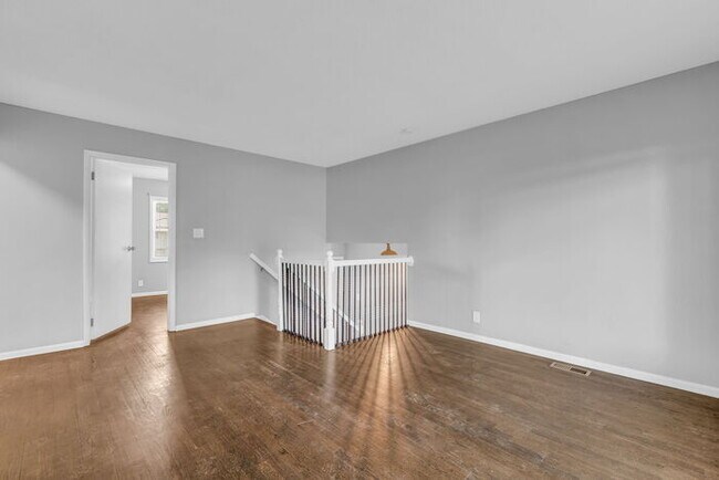 Building Photo - 4 bed, 2 bath, updated interior, AVAILABLE...