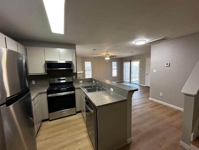 Building Photo - Ginder Properties2 (2906 Kestrel Dr)