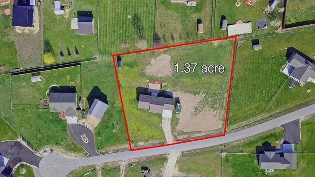 Building Photo - Beautiful 4 bed 2 bath on 1.37 acres in Co...