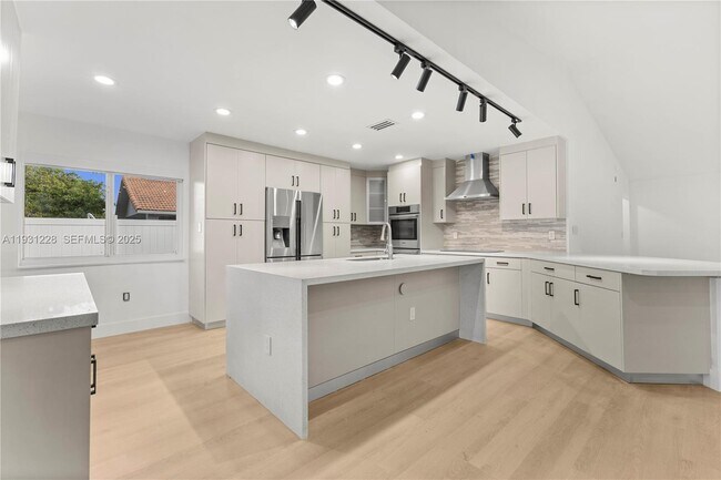 Building Photo - 16859 Crestview Ln