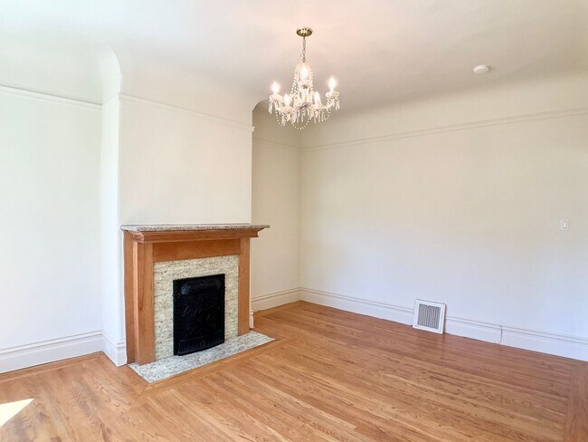 Building Photo - TOP FLOOR 4/2. In-Unit Laundry! Dishwasher...