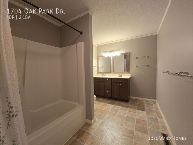 Building Photo - 1704 Oak Park Dr