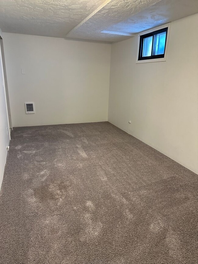Building Photo - Newly Remodeled 5 Bed, 3 Bath Home – 2-Car...
