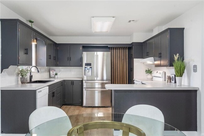 Building Photo - 701 NW Ford Ln