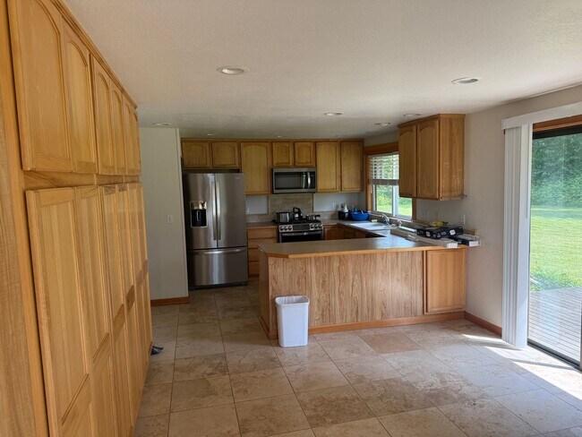 Building Photo - Large Mount Vernon Home on Acreage