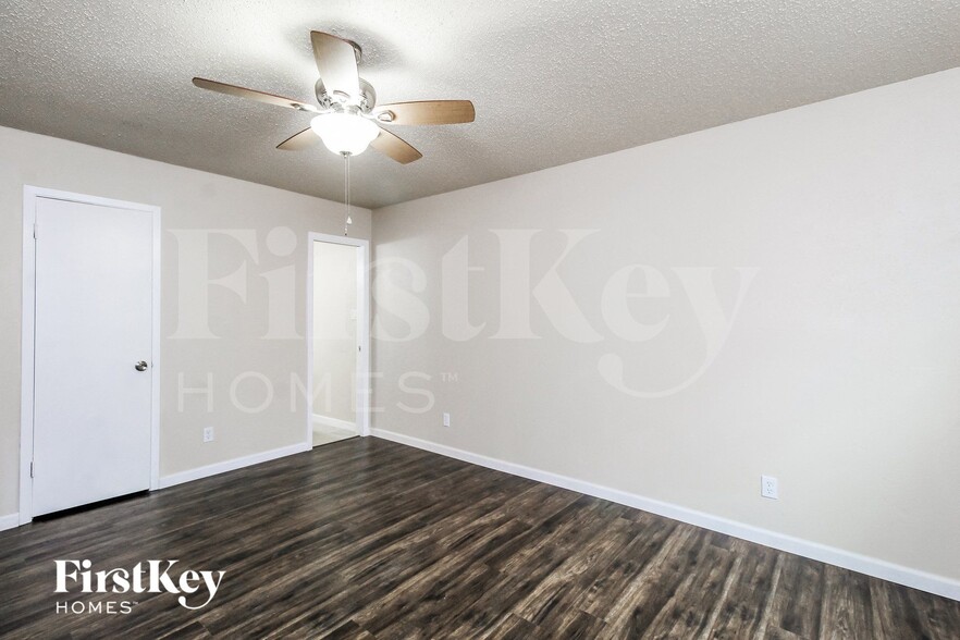 Building Photo - 2509 E Williamsburg Manor