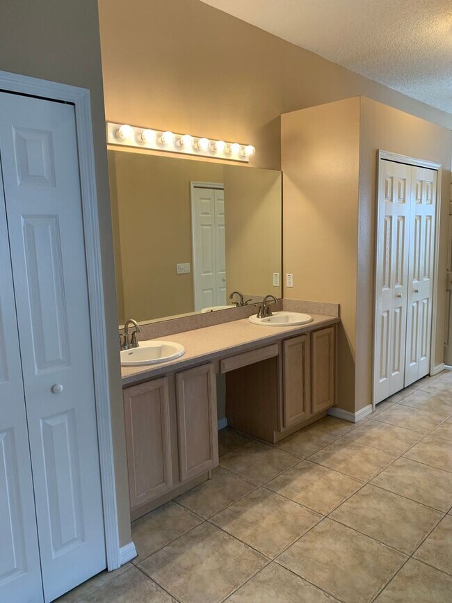 Building Photo - Quality Home in Great Neighborhood