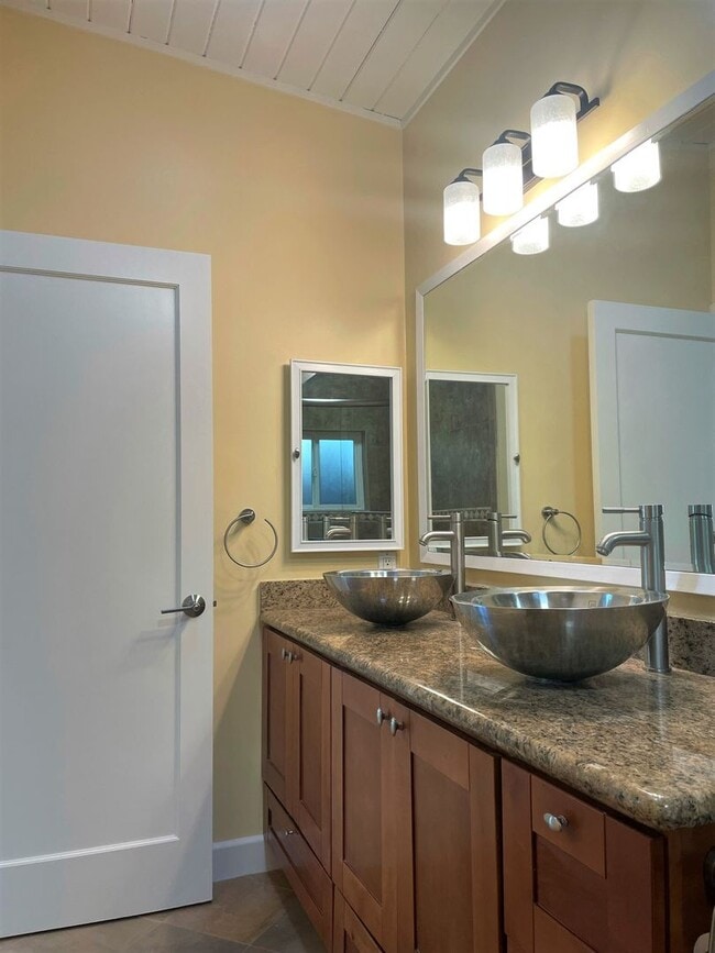 Building Photo - Serene, Executive 5 Bedroom 3 Bath Home with Private Front yard and Backyard - Palo Alto
