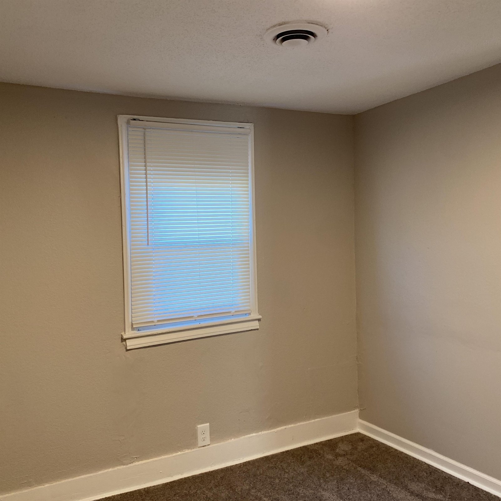 Building Photo - 332 N Cedar Ave