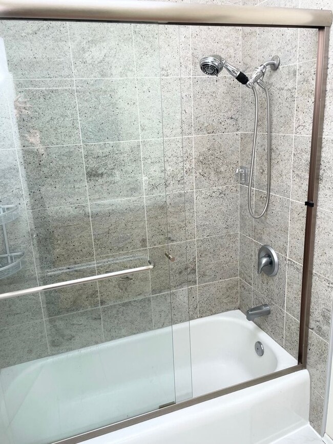 Building Photo - Beautifully Remodeled 5 Bed 2.75 Bath Home in Eastgate