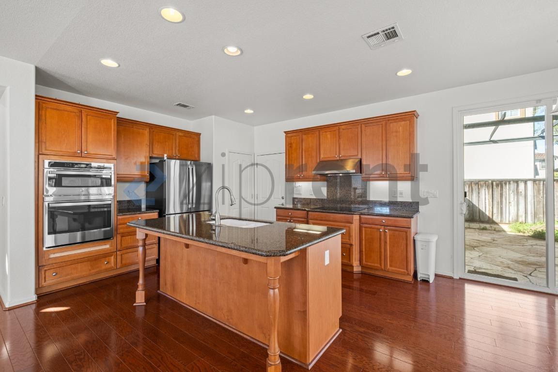 Building Photo - 581 Kirkland Ave