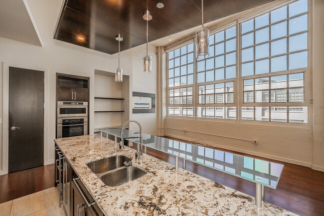 Building Photo - 2600 W 7th St