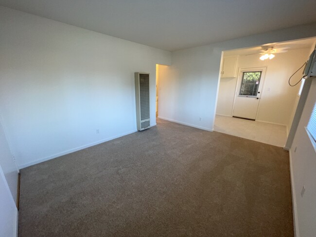 6243 #3 - Living room - Sierra Apartments