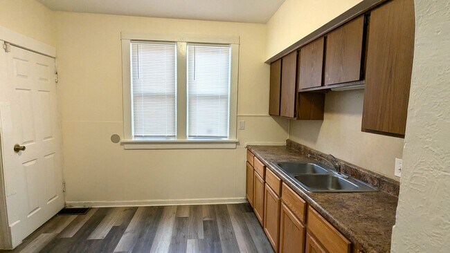 Building Photo - 1636 Manz St