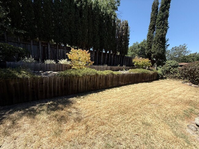 Building Photo - 3-BED 2-BATH WITH SPACIOUS BONUS FAMILY ROOM IN QUIET NEIGHBORHOOD