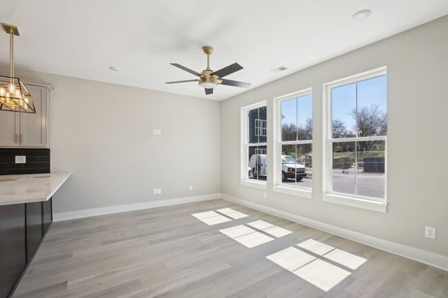 Building Photo - 908 Anderson Ln