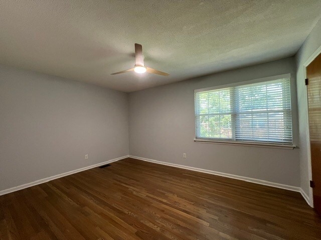 Building Photo - 1002 Willow Dr