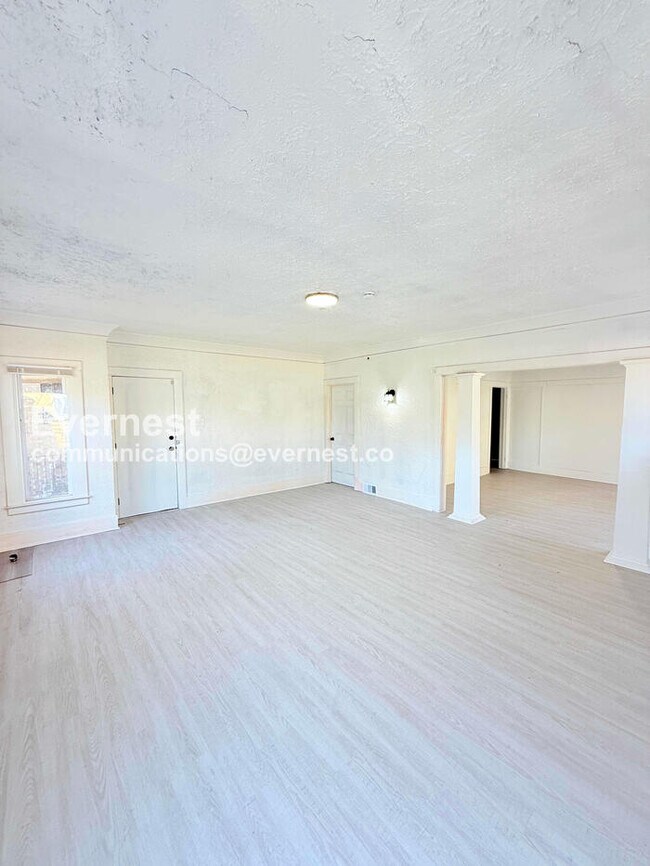 Building Photo - 3 Bed/1 Bath Home with Laundry Hookups / Pet-Friendly / Vouchers Accepted / Available Soon!