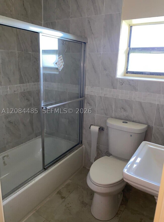 Building Photo - 14805 NE 10th Ct