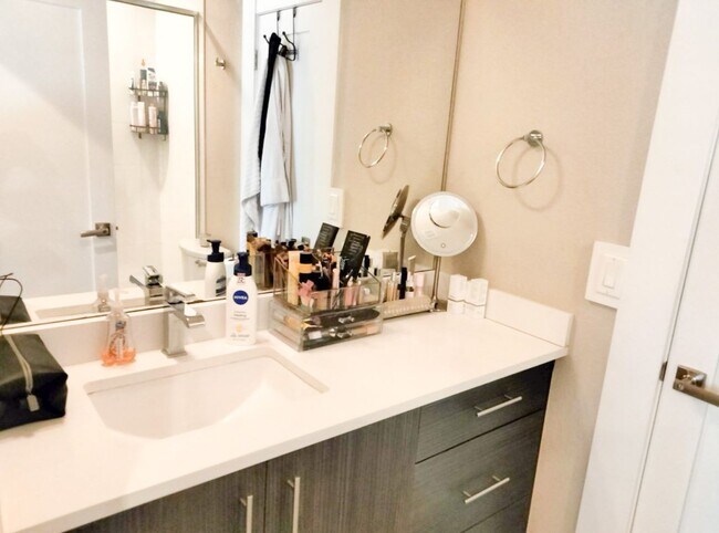 Building Photo - Beautiful 3 bedroom 2.5 bathroom condo MOVE IN SPECIAL